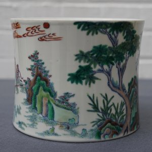 Un pot à pinceaux en porcelaine de Chine doucai à décor d'un éléphant, 19/20èm — photo 9