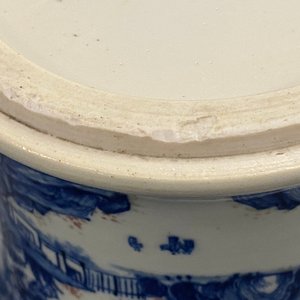 Un pot à pinceaux en porcelaine de Chine en bleu, blanc et rouge de cuivre, Kangxi — photo 14