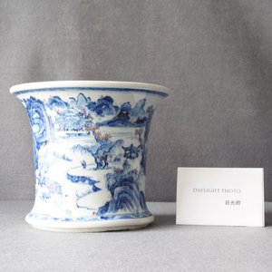 Un pot à pinceaux en porcelaine de Chine en bleu, blanc et rouge de cuivre, Kangxi — photo 20