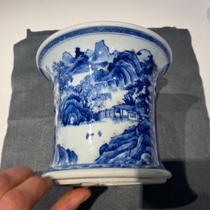 Un pot à pinceaux en porcelaine de Chine en bleu, blanc et rouge de cuivre, Kangxi — photo 38