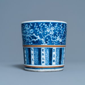 Un pot à pinceaux en porcelaine de Chine en bleu et blanc, 18/19ème — photo 2