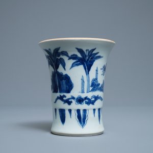 Un pot à pinceaux en porcelaine de Chine en bleu et blanc, époque Transition — photo 3