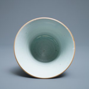 Un pot à pinceaux en porcelaine de Chine en bleu et blanc, époque Transition — photo 6