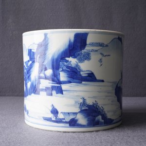 Un pot à pinceaux en porcelaine de Chine en bleu et blanc, Kangxi — photo 18