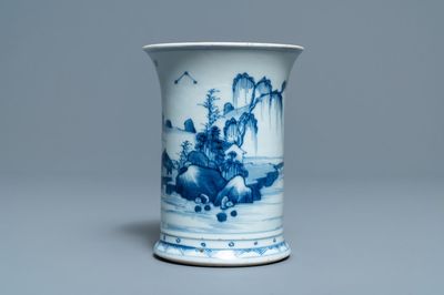 Un pot à pinceaux en porcelaine de Chine en bleu et blanc, Kangxi
