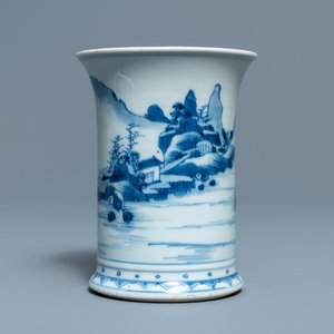Un pot à pinceaux en porcelaine de Chine en bleu et blanc, Kangxi — photo 3