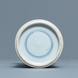 Un pot à pinceaux en porcelaine de Chine en bleu et blanc, Kangxi — photo 6
