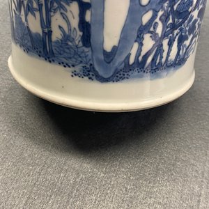 Un pot à pinceaux en porcelaine de Chine en bleu et blanc, marque de Chenghua, Kangxi — photo 14