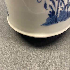 Un pot à pinceaux en porcelaine de Chine en bleu et blanc, marque de Chenghua, Kangxi — photo 15