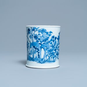 Un pot à pinceaux en porcelaine de Chine en bleu et blanc, marque de Chenghua, Kangxi — photo 2