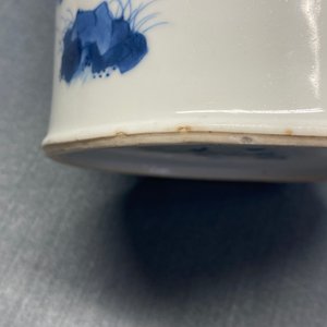 Un pot à pinceaux en porcelaine de Chine en bleu et blanc, marque de Chenghua, Kangxi — photo 23