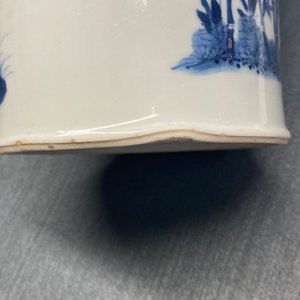Un pot à pinceaux en porcelaine de Chine en bleu et blanc, marque de Chenghua, Kangxi — photo 24