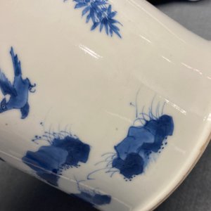 Un pot à pinceaux en porcelaine de Chine en bleu et blanc, marque de Chenghua, Kangxi — photo 25
