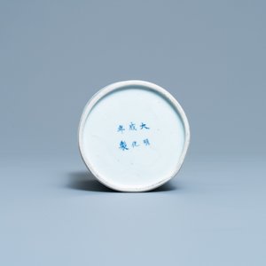 Un pot à pinceaux en porcelaine de Chine en bleu et blanc, marque de Chenghua, Kangxi — photo 7