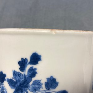 Un pot à pinceaux en porcelaine de Chine en bleu et blanc, marque de Chenghua, Kangxi — photo 9