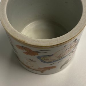 Un pot à pinceaux en porcelaine de Chine famille rose à sujet érotique, 1ère moitié du 19ème — photo 15