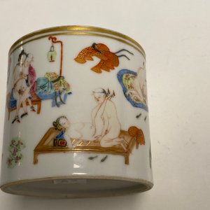 Un pot à pinceaux en porcelaine de Chine famille rose à sujet érotique, 1ère moitié du 19ème — photo 18