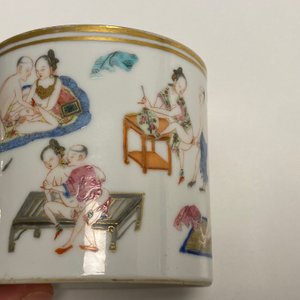 Un pot à pinceaux en porcelaine de Chine famille rose à sujet érotique, 1ère moitié du 19ème — photo 20