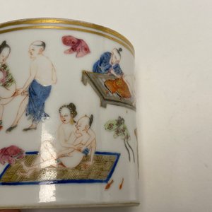 Un pot à pinceaux en porcelaine de Chine famille rose à sujet érotique, 1ère moitié du 19ème — photo 22