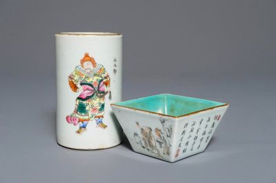 Un pot à pinceaux en porcelaine de Chine famille rose et un bol à vin, 19/20ème