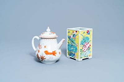Un pot à pinceaux en porcelaine de Chine famille rose et une théière en rouge de fer et doré, Yongzheng/Qianlong