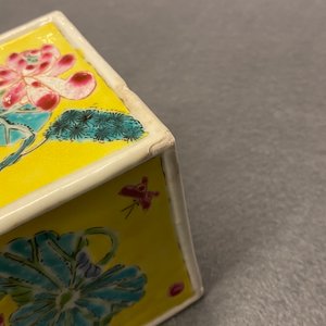 Un pot à pinceaux en porcelaine de Chine famille rose et une théière en rouge de fer et doré, Yongzheng/Qianlong — photo 14