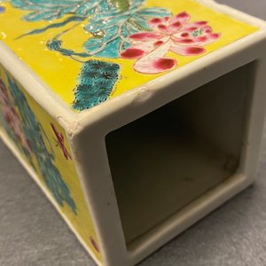 Un pot à pinceaux en porcelaine de Chine famille rose et une théière en rouge de fer et doré, Yongzheng/Qianlong — photo 15