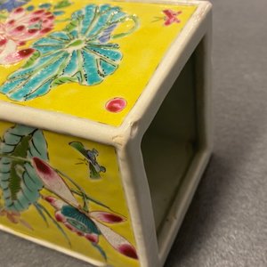 Un pot à pinceaux en porcelaine de Chine famille rose et une théière en rouge de fer et doré, Yongzheng/Qianlong — photo 16
