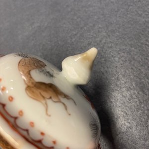 Un pot à pinceaux en porcelaine de Chine famille rose et une théière en rouge de fer et doré, Yongzheng/Qianlong — photo 20