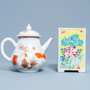 Un pot à pinceaux en porcelaine de Chine famille rose et une théière en rouge de fer et doré, Yongzheng/Qianlong — photo 2
