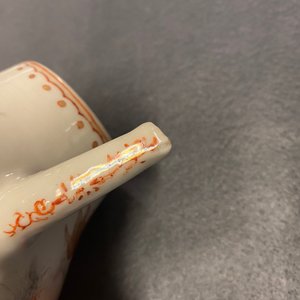 Un pot à pinceaux en porcelaine de Chine famille rose et une théière en rouge de fer et doré, Yongzheng/Qianlong — photo 21