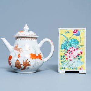 Un pot à pinceaux en porcelaine de Chine famille rose et une théière en rouge de fer et doré, Yongzheng/Qianlong — photo 4
