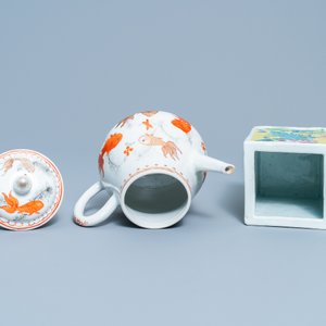 Un pot à pinceaux en porcelaine de Chine famille rose et une théière en rouge de fer et doré, Yongzheng/Qianlong — photo 6
