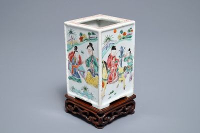Un pot à pinceaux en porcelaine de Chine famille rose sur socle en bois, Yongzheng/Qianlong