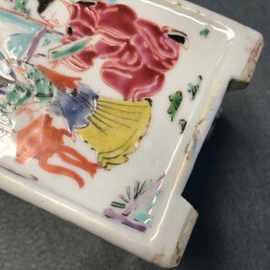 Un pot à pinceaux en porcelaine de Chine famille rose sur socle en bois, Yongzheng/Qianlong — photo 19