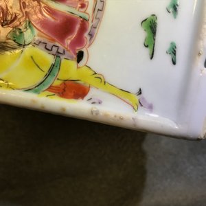 Un pot à pinceaux en porcelaine de Chine famille rose sur socle en bois, Yongzheng/Qianlong — photo 23