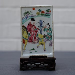 Un pot à pinceaux en porcelaine de Chine famille rose sur socle en bois, Yongzheng/Qianlong — photo 26