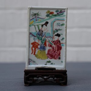 Un pot à pinceaux en porcelaine de Chine famille rose sur socle en bois, Yongzheng/Qianlong — photo 28