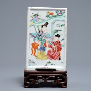 Un pot à pinceaux en porcelaine de Chine famille rose sur socle en bois, Yongzheng/Qianlong — photo 5