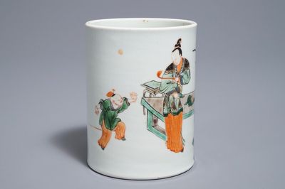 Un pot à pinceaux en porcelaine de Chine famille verte de style Kangxi, 19/20ème