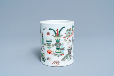 Un pot à pinceaux en porcelaine de Chine famille verte, Kangxi