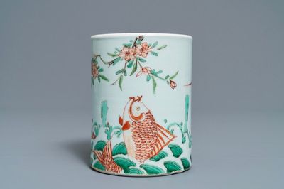 Un pot à pinceaux en porcelaine de Chine famille verte, Kangxi