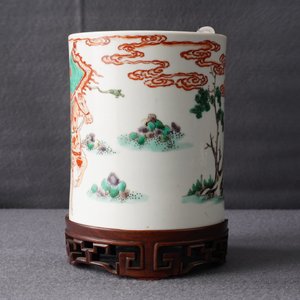 Un pot à pinceaux en porcelaine de Chine famille verte sur socle en bois, Kangxi — photo 15