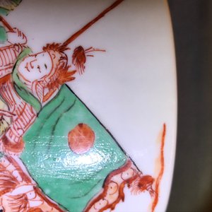 Un pot à pinceaux en porcelaine de Chine famille verte sur socle en bois, Kangxi — photo 8