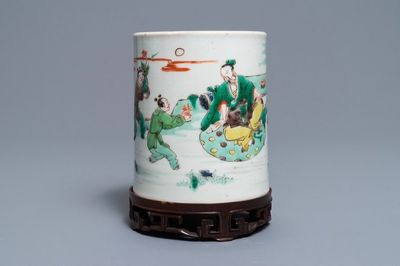 Un pot à pinceaux en porcelaine de Chine famille verte sur socle en bois, Kangxi