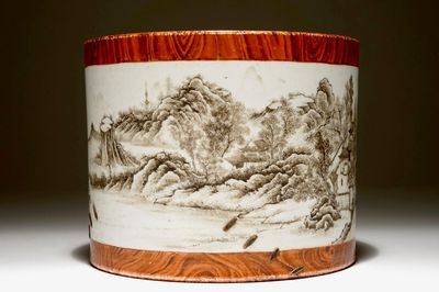 Un pot à pinceaux en porcelaine de Chine grisaille et faux bois, marque de Qianlong, 20ème