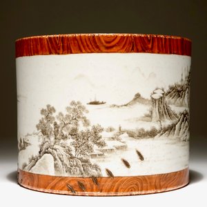 Un pot à pinceaux en porcelaine de Chine grisaille et faux bois, marque de Qianlong, 20ème — photo 2