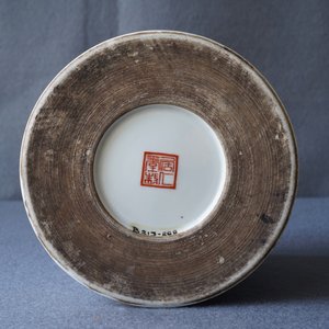 Un pot à pinceaux en porcelaine de Chine grisaille et rouge de fer, marque de Ju Ren Tang, République — photo 13