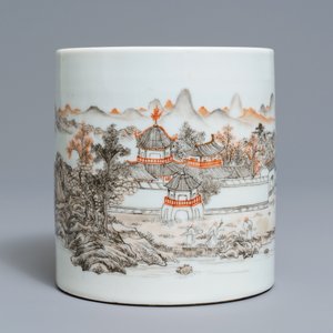 Un pot à pinceaux en porcelaine de Chine grisaille et rouge de fer, marque de Ju Ren Tang, République — photo 2