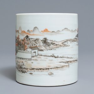 Un pot à pinceaux en porcelaine de Chine grisaille et rouge de fer, marque de Ju Ren Tang, République — photo 5